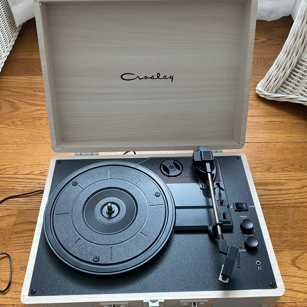 Crosley record player/Bluetooth speaker in white